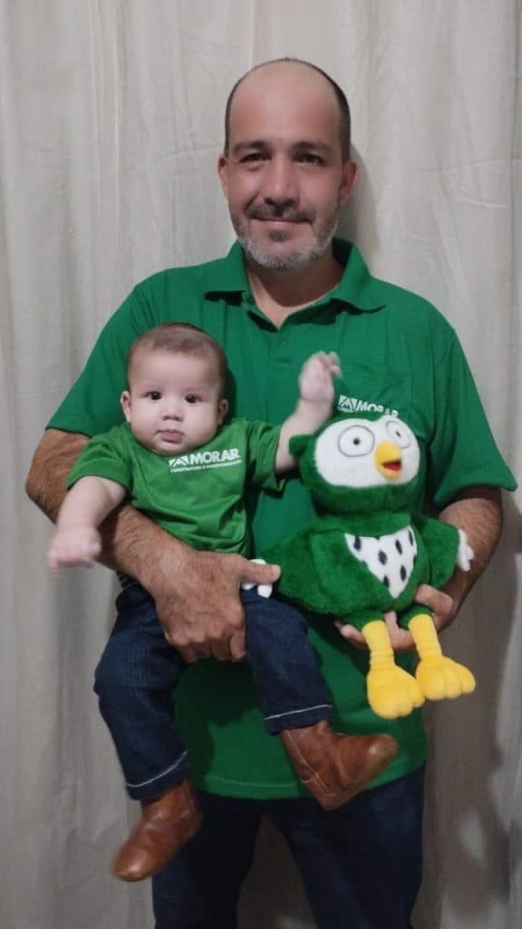 Maxsuel e o pequeno João Miguel, o “Morarzinho”. Imagem para post "Pai pra Toda Hora", da Morar.